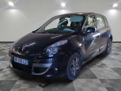 la photo d'une petite voiture noire garée dans un garage