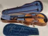 un violon posé dans son étui sur une table