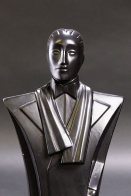 sculpture représentant le buste d'un homme en smoking, portant un nœud papillon
