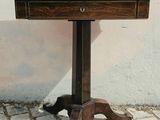 une petite table surmontée d'un tiroir