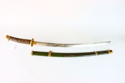 une image représentant une épée avec une poignée en bois sur un fond blanc