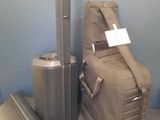 une valise et un sac posés par terre