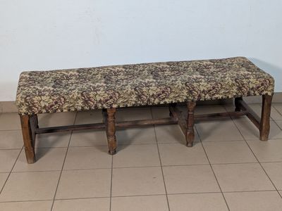 Banquette à huit pieds, à pans coupés ou tournés, reliés par…