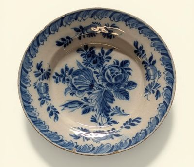 une assiette bleue et blanche ornée d'un motif floral