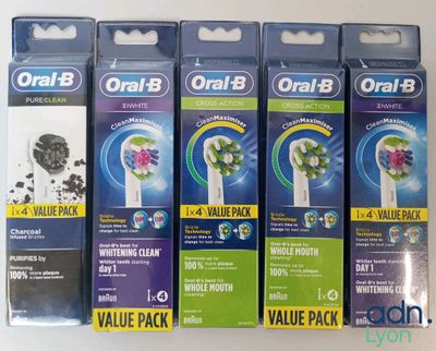 quatre brosses à dents sont alignées sur une table
