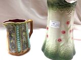 deux vases posés l'un à côté de l'autre sur une table