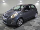 une photo d'une Toyota Aygo grise garée dans un garage