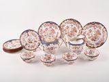 de nombreux types différents d'assiettes et de tasses en porcelaine