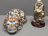 deux figurines assises l'une à côté de l'autre sur une table