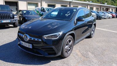 Le SUV Mercedes est garé dans un parking, à côté d'autres voitures.