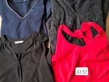 trois hauts pour femmes sont posés sur une boîte en carton sur laquelle figure une étiquette de prix