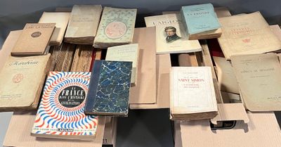 beaucoup de livres rangés dans une boîte posée sur une table