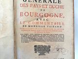 un livre ouvert sur lequel figure la photo d'un homme en smoking