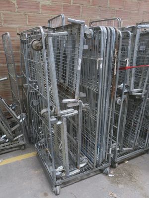 de nombreux caddies alignés au bord de la rue