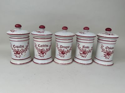 quatre bidons rouges et blancs ornés de fleurs rouges