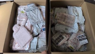 deux cartons remplis de journaux posés sur une table