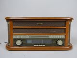 une radio à l'ancienne posée sur un meuble en bois