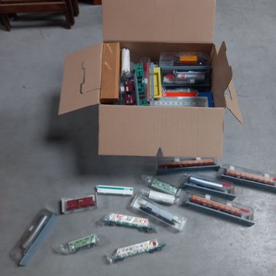 une boîte en carton remplie d'objets hétéroclites sur le sol