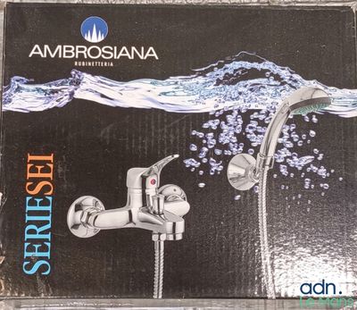 un gros plan d'une boîte contenant un robinet d'eau