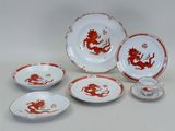un assortiment de plats rouges et blancs ornés de motifs représentant des dragons