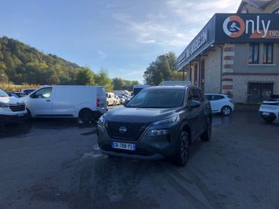 La voiture est garée devant l'immeuble, sur le parking.
