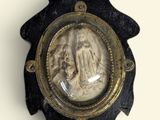 une horloge accrochée au mur sur laquelle figure le portrait d'une femme