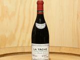 une bouteille de vin posée sur un tonneau