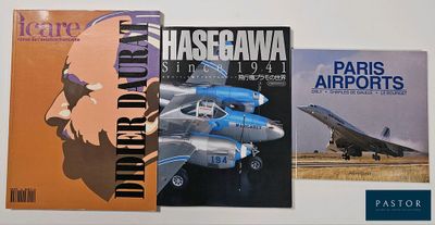 trois livres qui se trouvent côte à côte sur une étagère