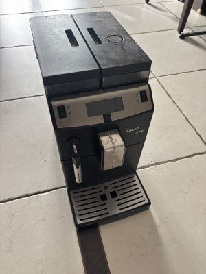 une machine à café posée par terre