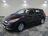 la photo d'une voiture noire garée dans un garage