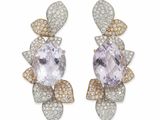 une paire de boucles d'oreilles en améthorate et diamants