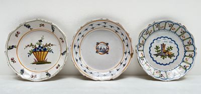 trois assiettes à motifs différents posées sur une surface blanche