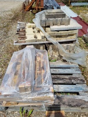 de nombreuses pièces de bois posées sur une palette dans la cour