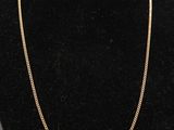 un collier à chaîne en or sur un mannequin mannequin mannequin mannequin mannequin mannequin mannequin mannequin mannequin mannequin