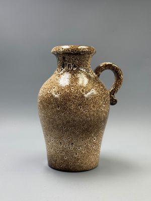 un vase brun posé sur une table