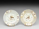 une paire d'assiettes en porcelaine ornées d'oiseaux et de fleurs