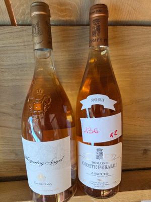 deux bouteilles de vin posées sur une table l'une à côté de l'autre