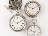 deux montres de poche en argent et une chaîne ornée de chiffres romains