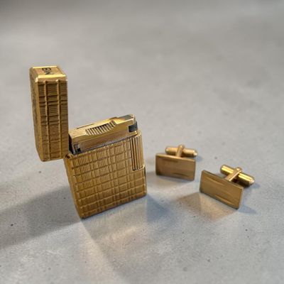 un briquet en or posé à côté d'autres briquets