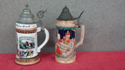 deux chopes à bière posées l'une à côté de l'autre sur une table