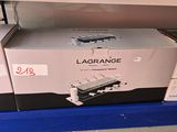 une valise posée sur une étagère dans un magasin
