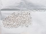 une poignée de diamants sur une feuille de papier