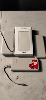 un téléphone portable posé sur une table à côté d'un chargeur