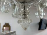 un lustre en verre suspendu au plafond dans un salon