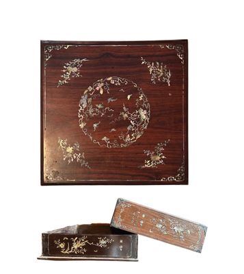 deux morceaux de bois ornés d'un motif décoratif