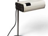 un gros plan d'une lampe sur pied avec un câble