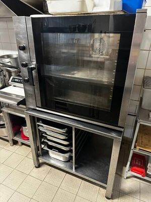 un grand four trônant au milieu d'une cuisine