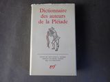 le livre est posé sur une table avec un fond noir