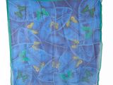 foulard en soie orné de papillons et de feuilles sur fond bleu