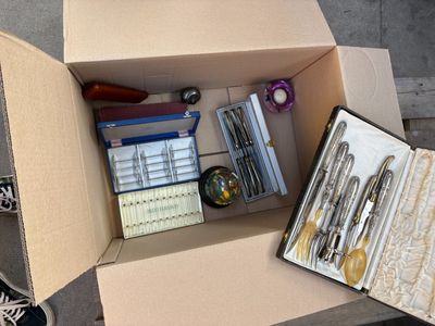 une boîte avec un tas d'outils à l'intérieur